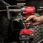 Llave de Impacto Inalambrica Milwaukee Fuel 1:2 M18 2855-22 accion 1