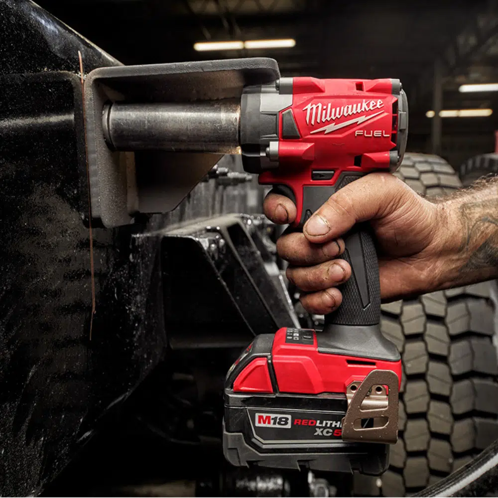 Llave de Impacto Inalambrica Milwaukee Fuel 1:2 M18 2855-22 accion 1