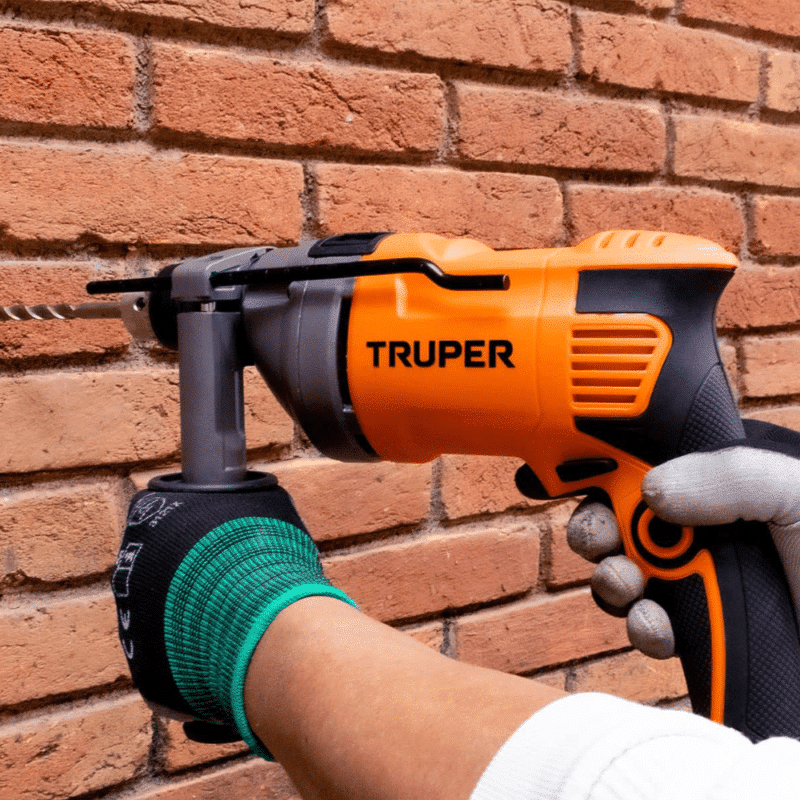 Taladro Percutor Truper 1:2 850W 14659 en accion