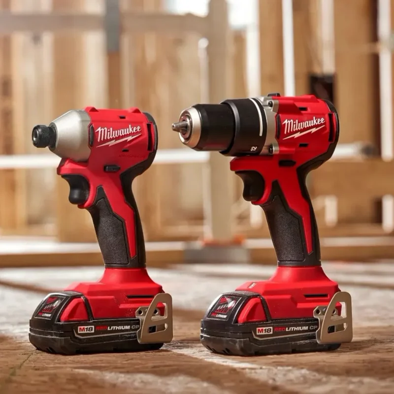 Kit Milwaukee M18 taladro percutor y atornillador de impacto 3610-22CTPA en uso